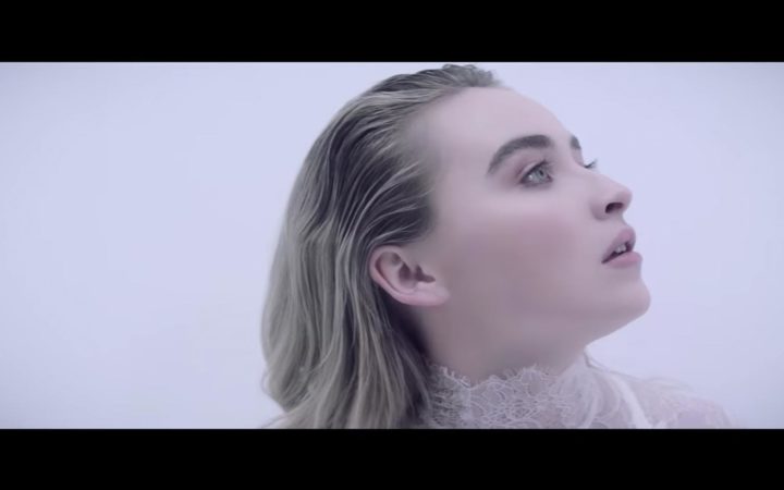 Sabrina Carpenter – Alien