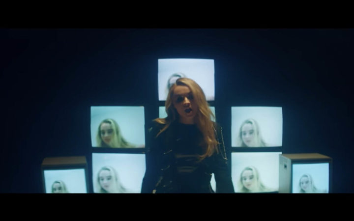 Sabrina Carpenter – Alien5